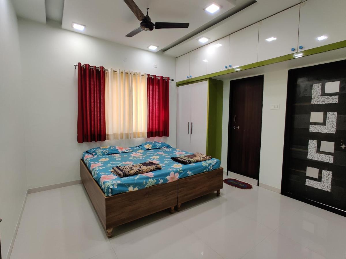 Rajlakshmi Niwas Apartment Solapur Exterior photo